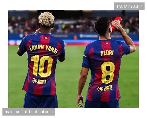 镜头故事:替补席上,佩德里为年轻队友讲解场上局势 镜头故事:替补席上,佩德里为年轻队友讲解场上局势